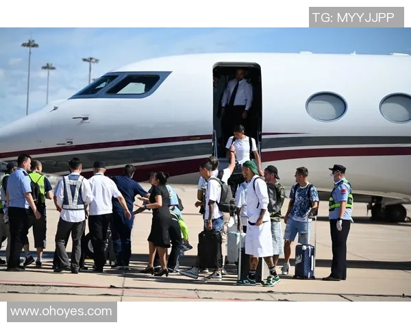 足球明星乘坐私人飞机出发前的独家视频曝光引发粉丝热议